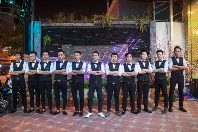 Nhân viên phục vụ quán karaoke